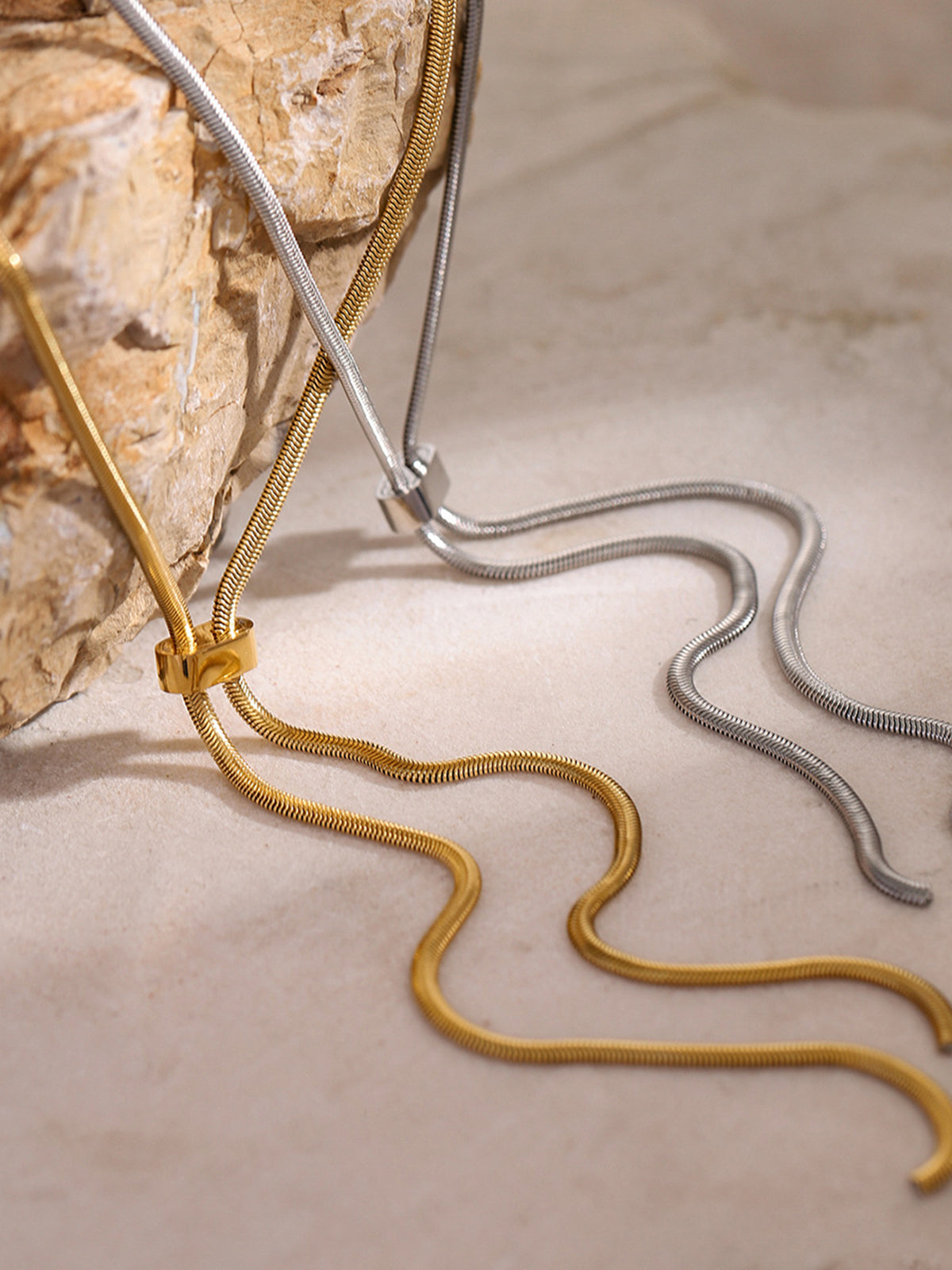 Y Harfi Püsküllü Kolye THESVELTECHIC