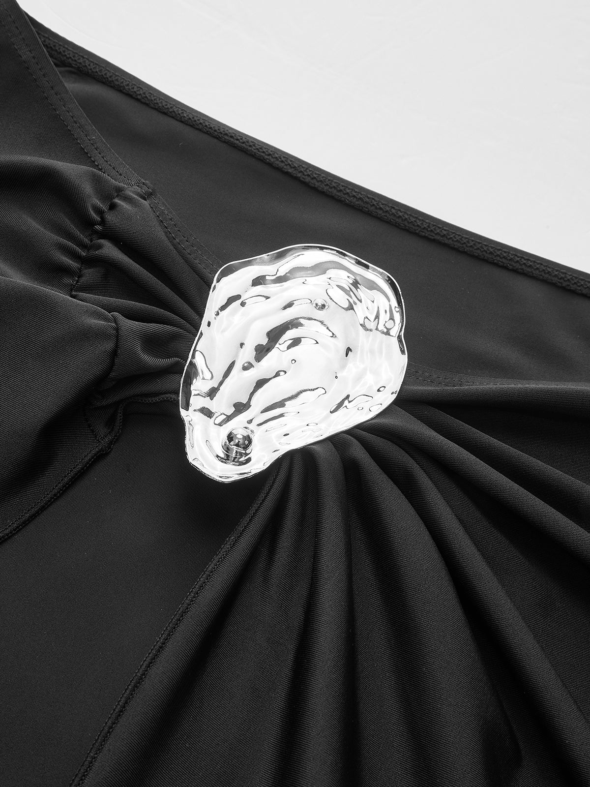 Şık Dönüş Sarong Etek, Şık Metal Aksesuarlara Sahip Shine Aura