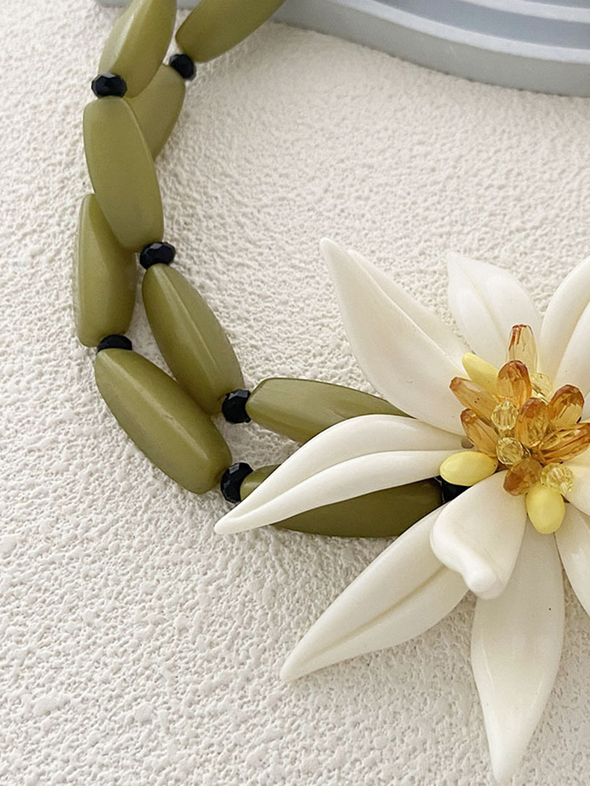 Çekici Çiçek Desenli Boncuklu Bilezik Zarif Detaylarla THESVELTECHIC