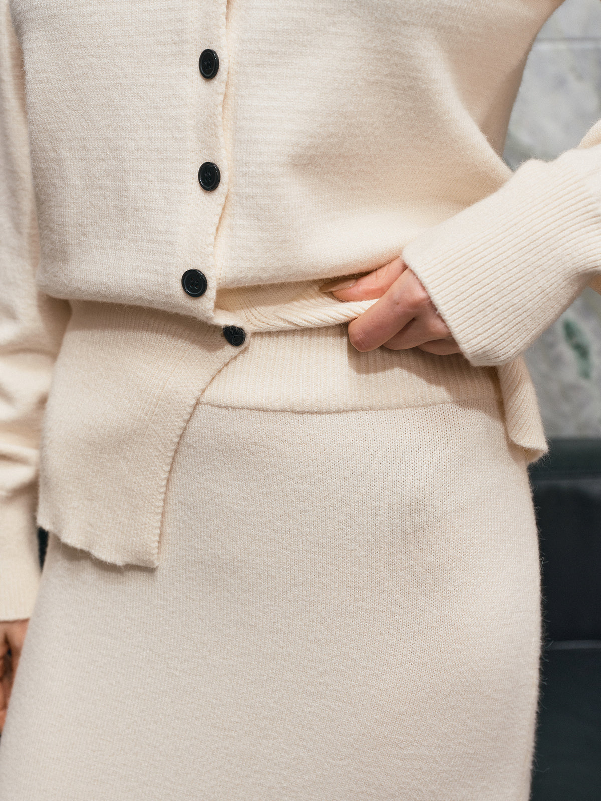 V Yaka Düğmeleri Önde Dekolte Örgü Hırka ve Maksı Etek Takımı THESVELTECHIC