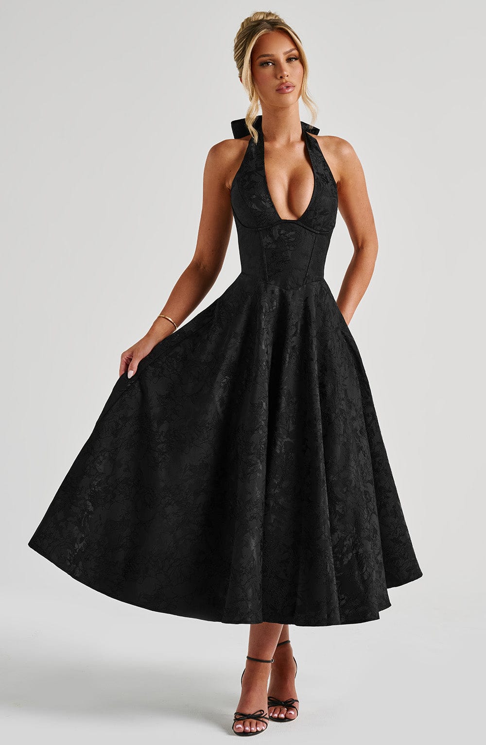 Siyah Dantelli Halter Yaka Midi Elbise Niebbla