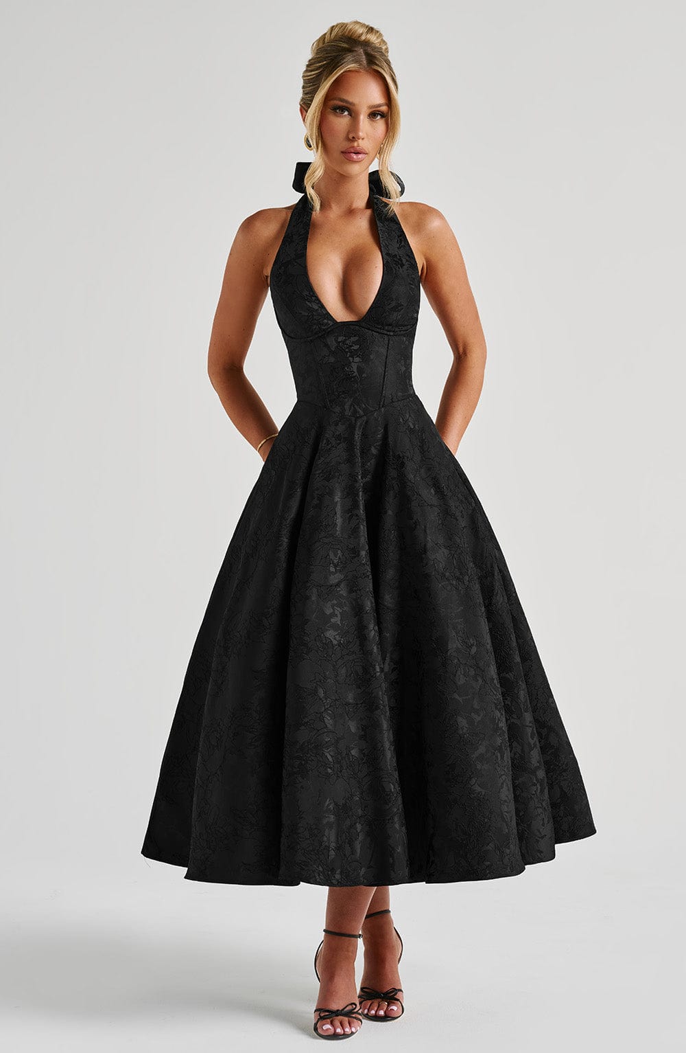 Siyah Dantelli Halter Yaka Midi Elbise Niebbla