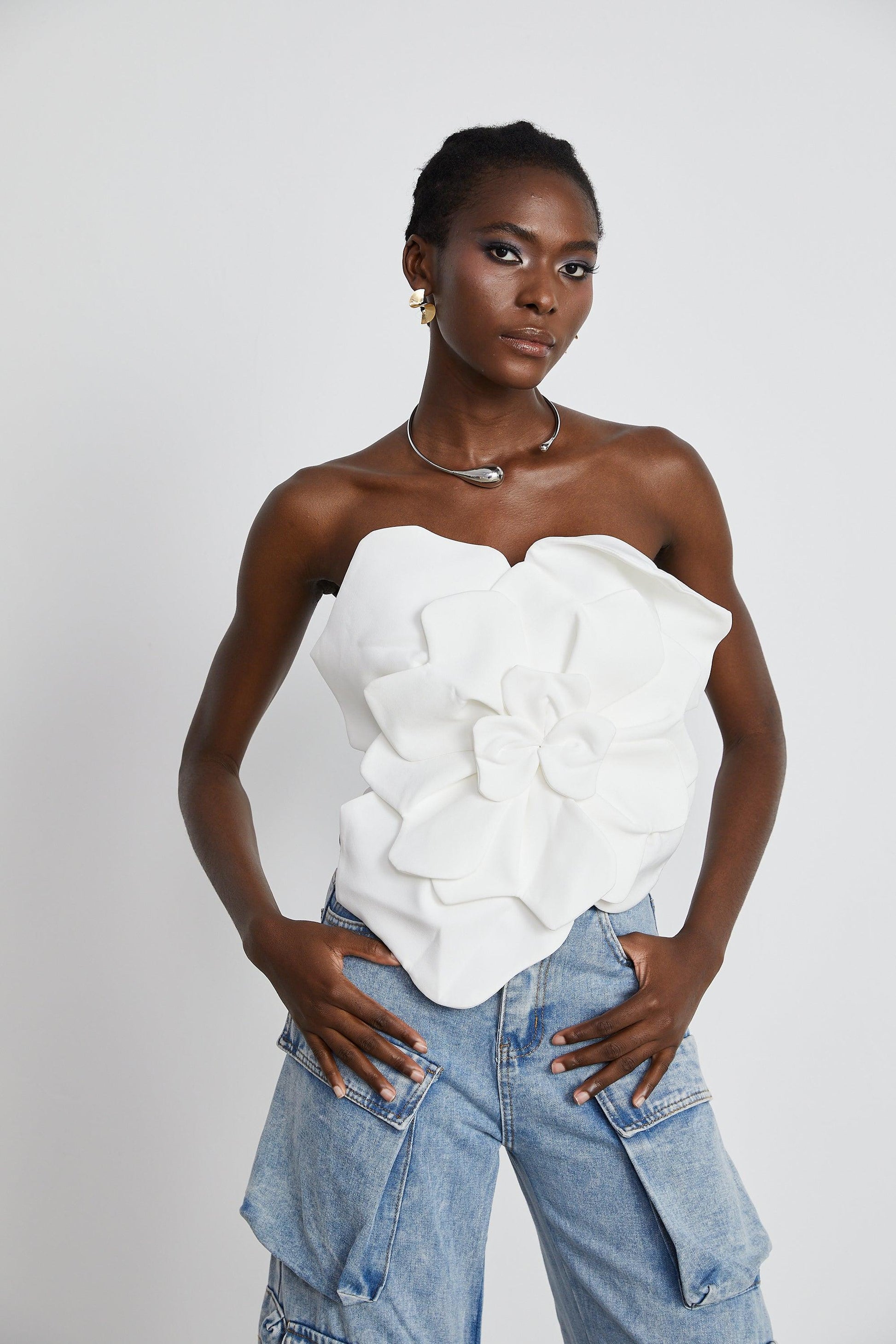 Flora Elegance Beyaz 3D Çiçek Detaylı Straplez Bluz Siaora