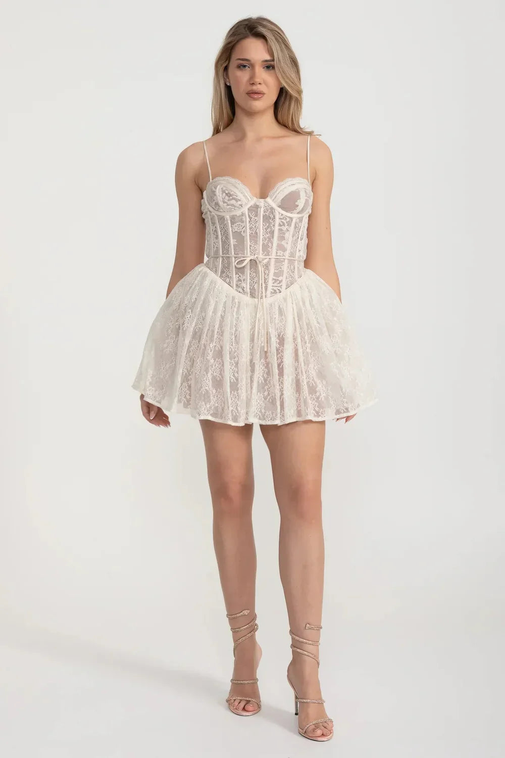Fitted Bodice ve Kloş Etekli Zarif Dantel Straplez Elbise - Beyaz Siaora