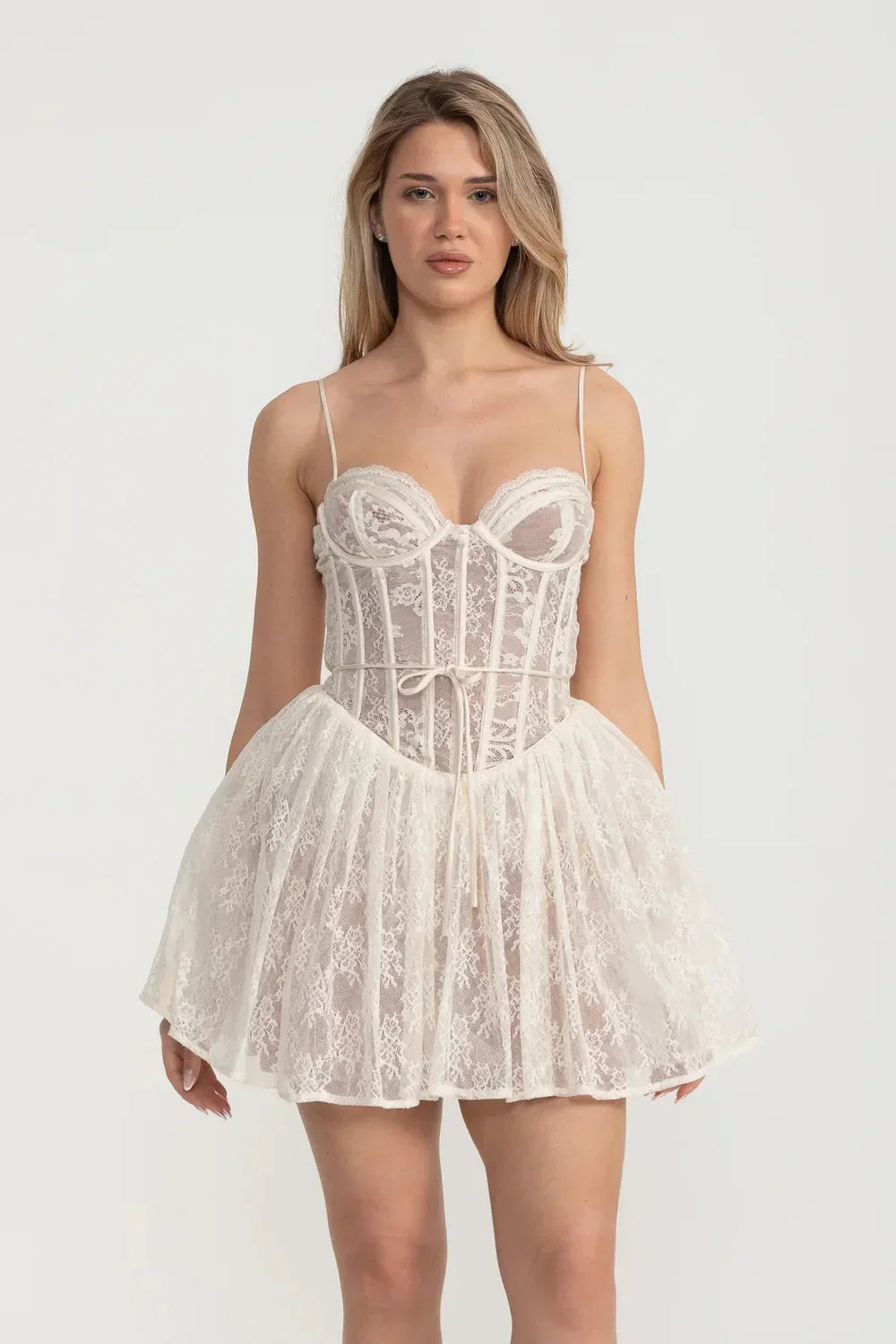 Fitted Bodice ve Kloş Etekli Zarif Dantel Straplez Elbise - Beyaz Siaora