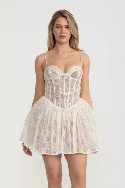Fitted Bodice ve Kloş Etekli Zarif Dantel Straplez Elbise - Beyaz Siaora