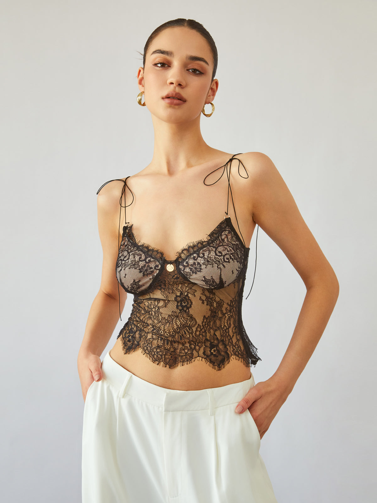 Omuzları Bağlamalı Çiçekli Dantelli Crop Siaora