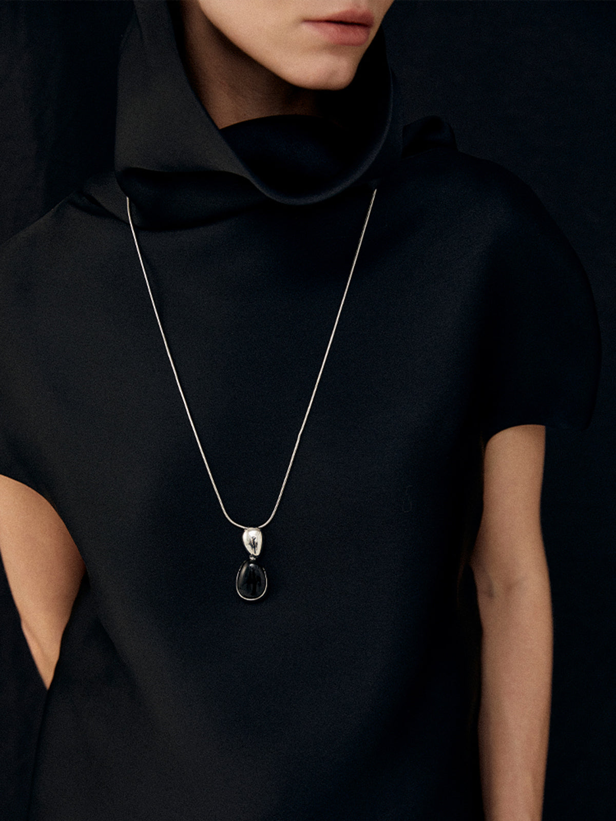 Midnight Elegance Siyah Oniks Kolye THESVELTECHIC