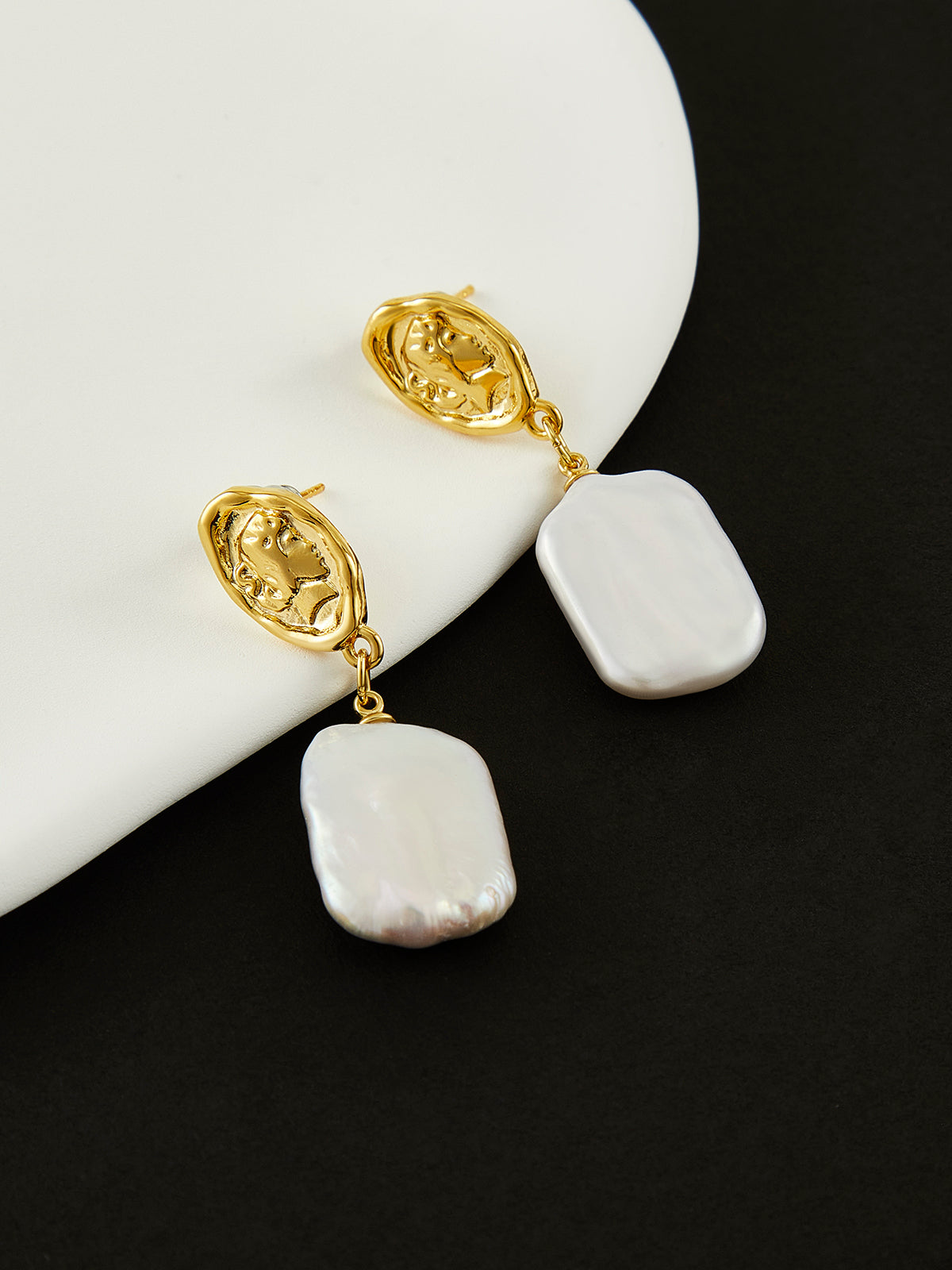 Baroque Pearl Pendant Earrings THESVELTECHIC