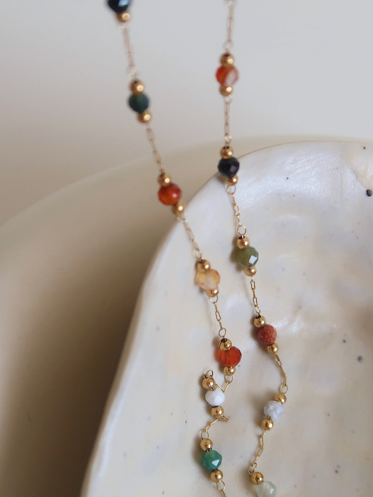 Renkli Boncuklu Bağlantılı Kolye THESVELTECHIC