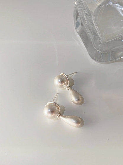 Pearl Water Drop Charm Earrings THESVELTECHIC