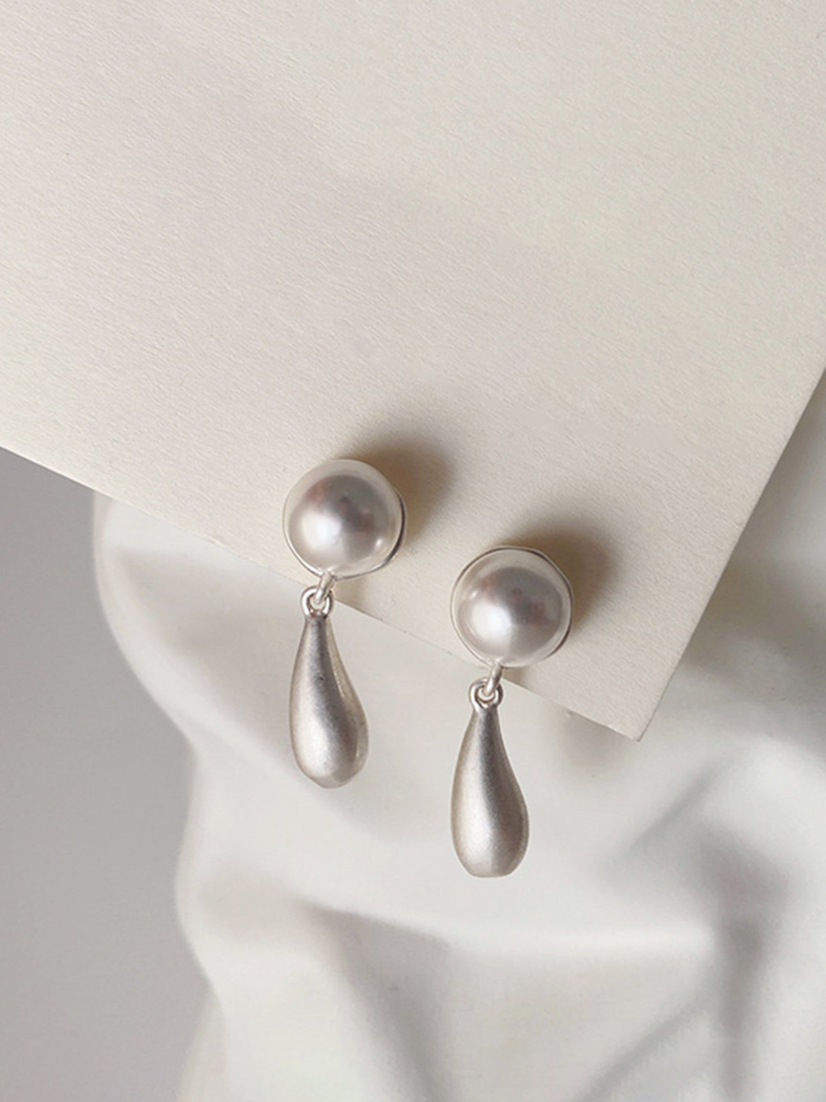 Pearl Water Drop Charm Earrings THESVELTECHIC