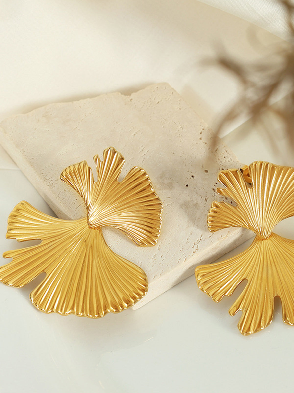 Ginkgo Yaprağı Dalgalı Küpeler THESVELTECHIC