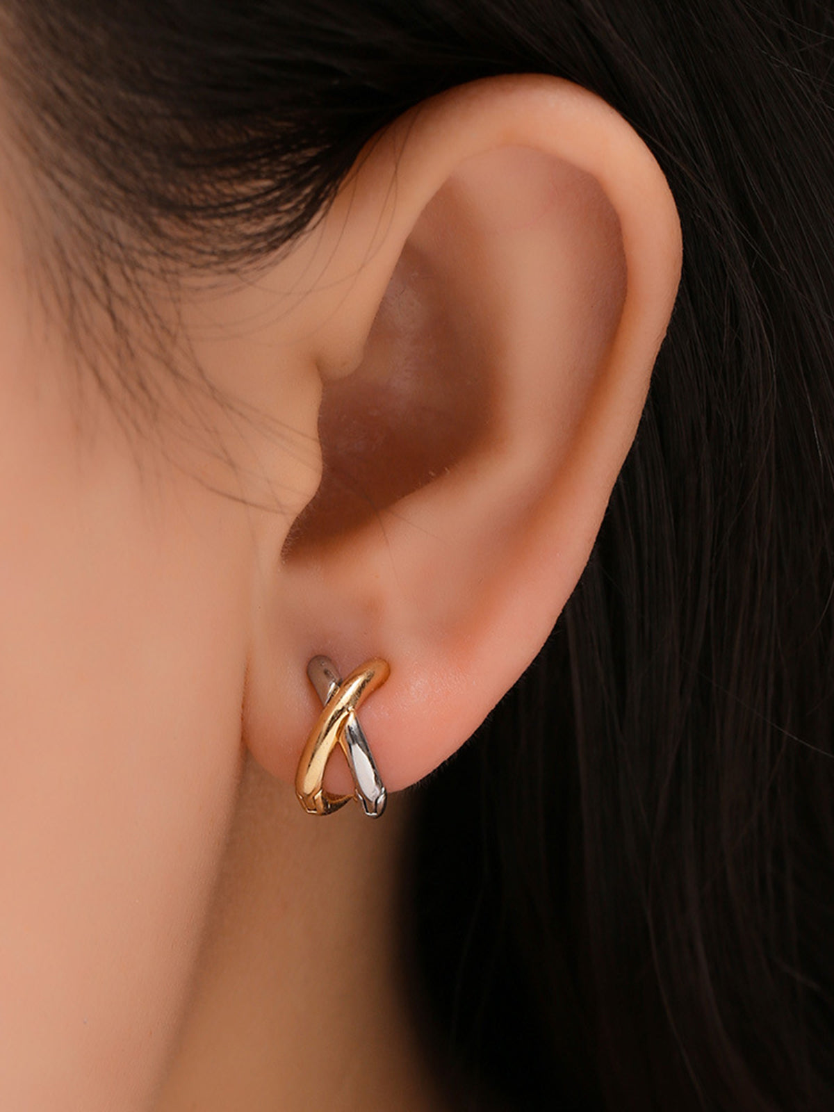 Two-Tone Criss Cross Ear Cuff THESVELTECHIC