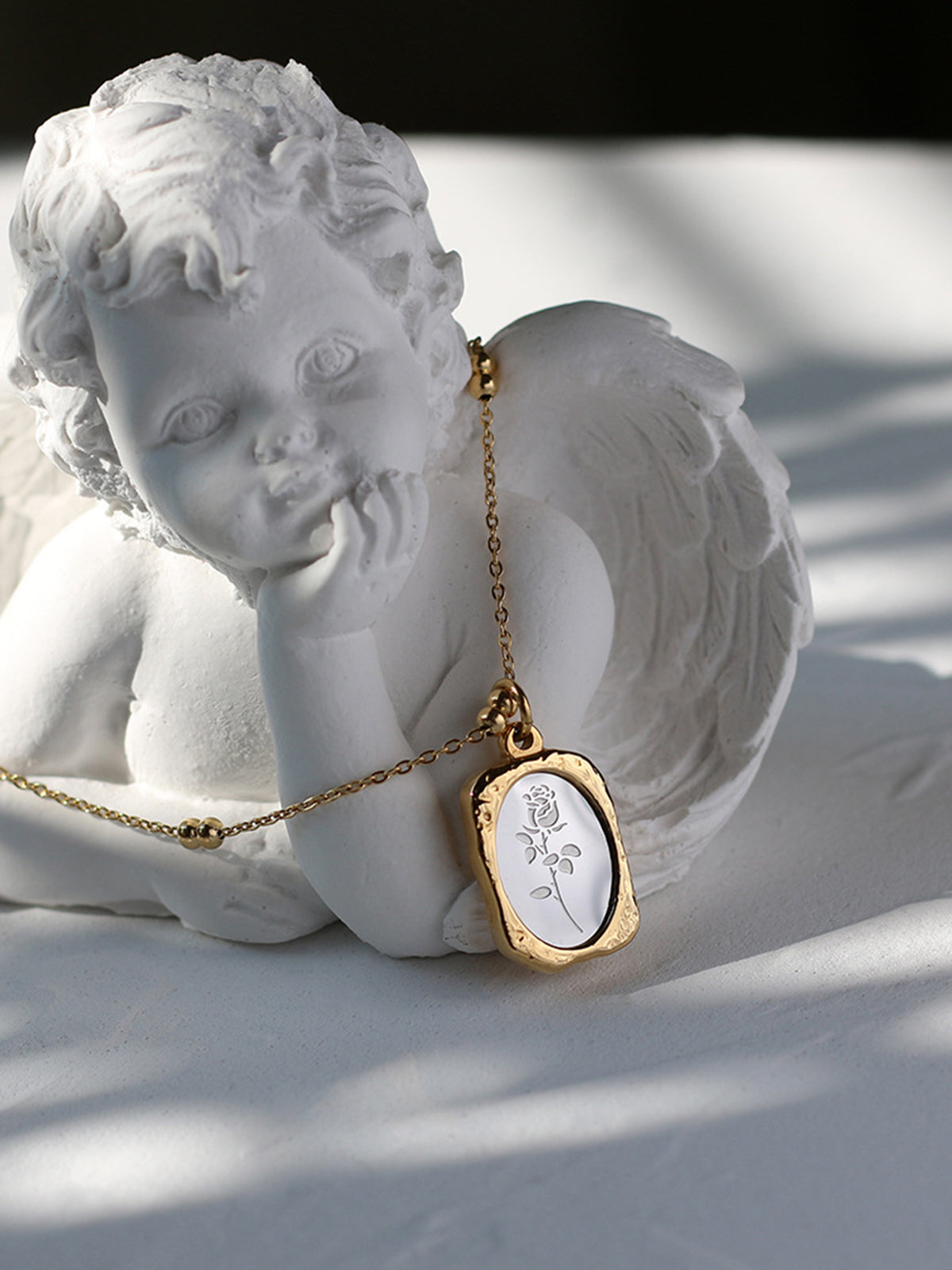 Kabartmalı Gül Kare Kolye THESVELTECHIC