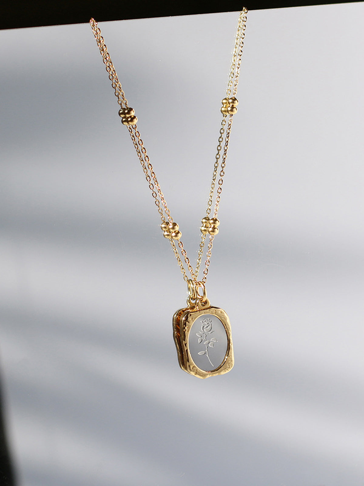 Kabartmalı Gül Kare Kolye THESVELTECHIC