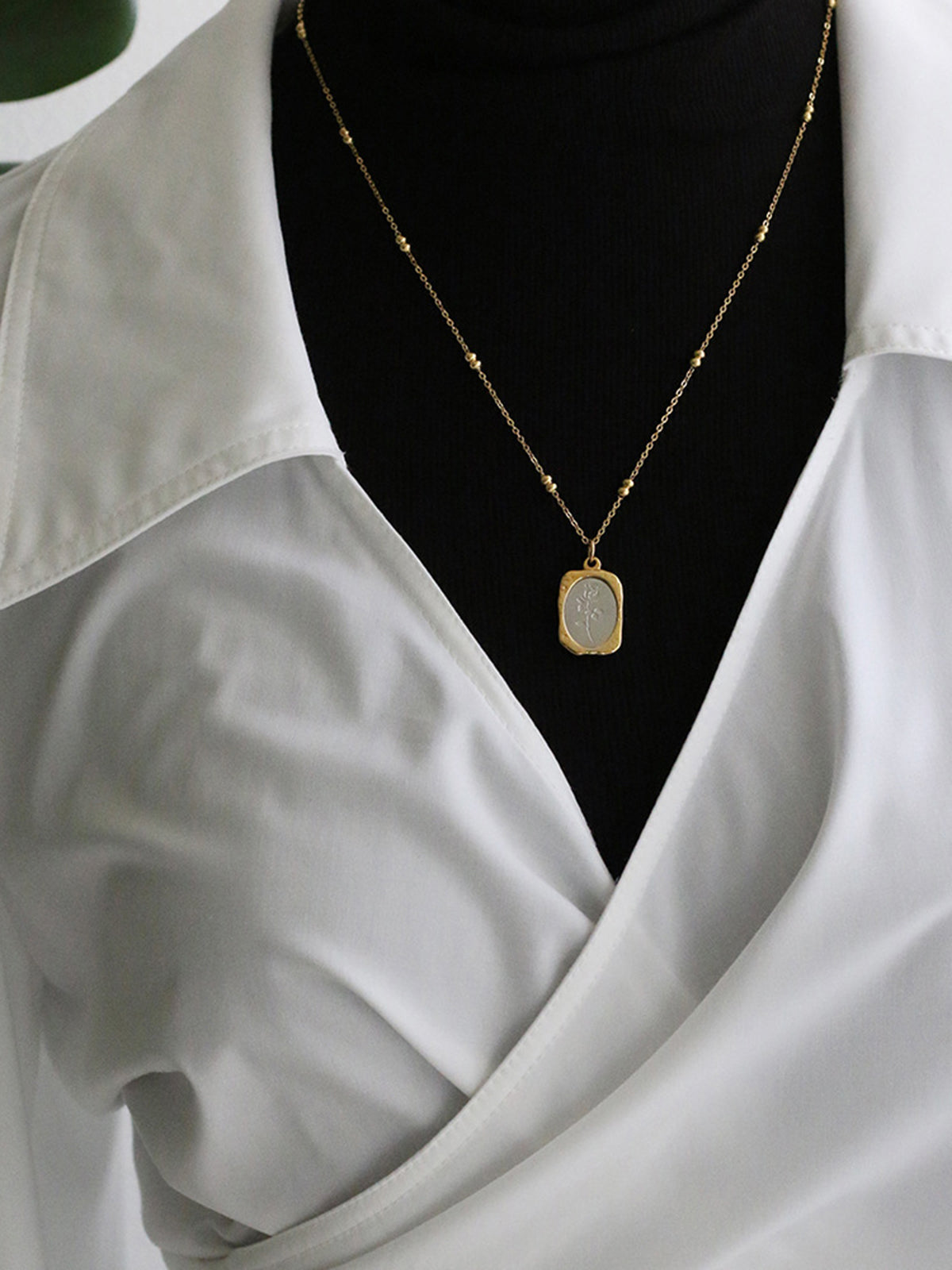 Kabartmalı Gül Kare Kolye THESVELTECHIC