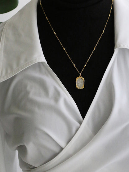 Kabartmalı Gül Kare Kolye THESVELTECHIC