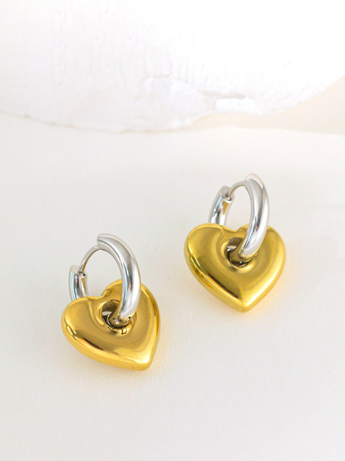 1pc Contrast Heart Drop Earrings THESVELTECHIC