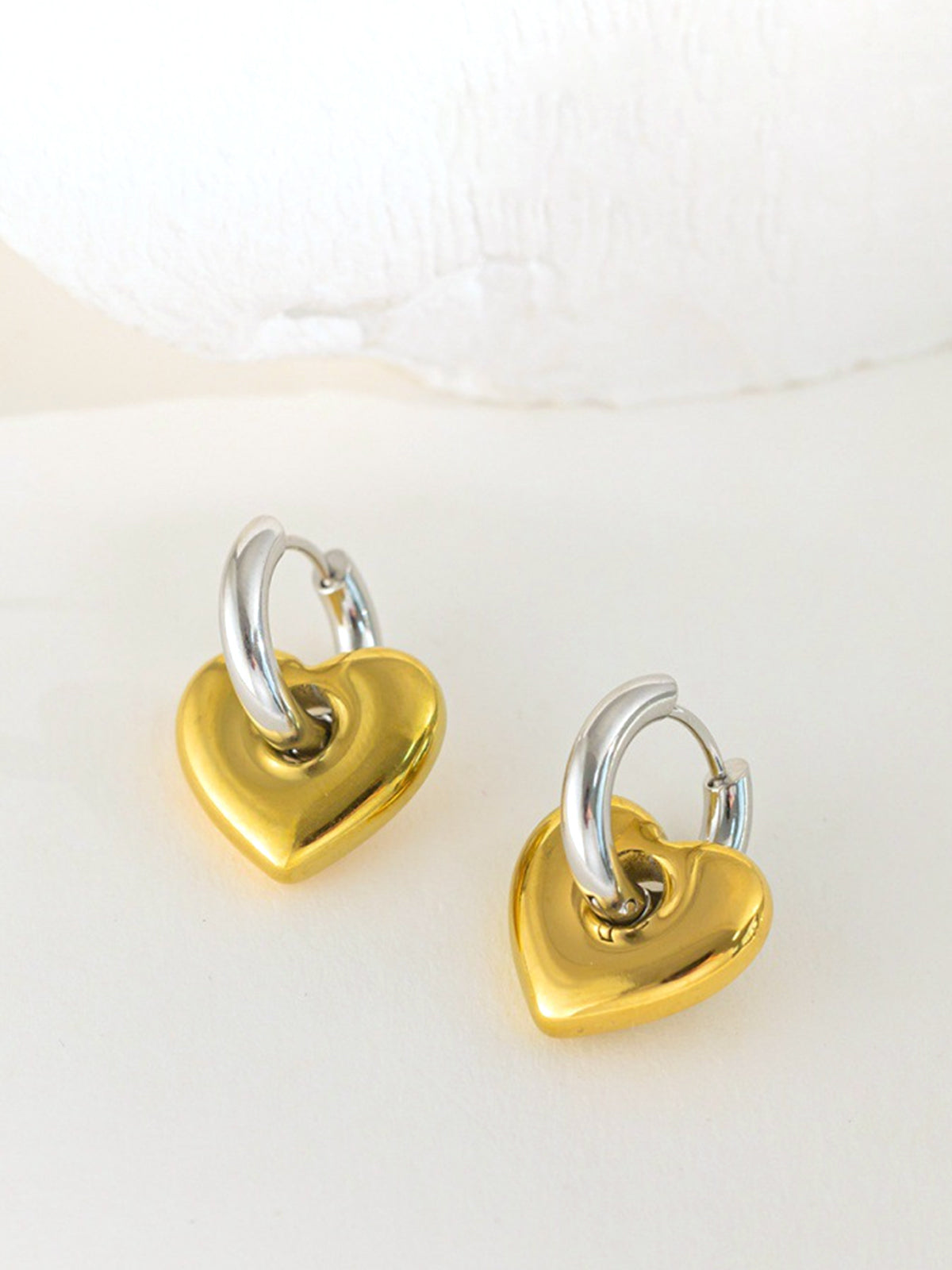 1pc Contrast Heart Drop Earrings THESVELTECHIC