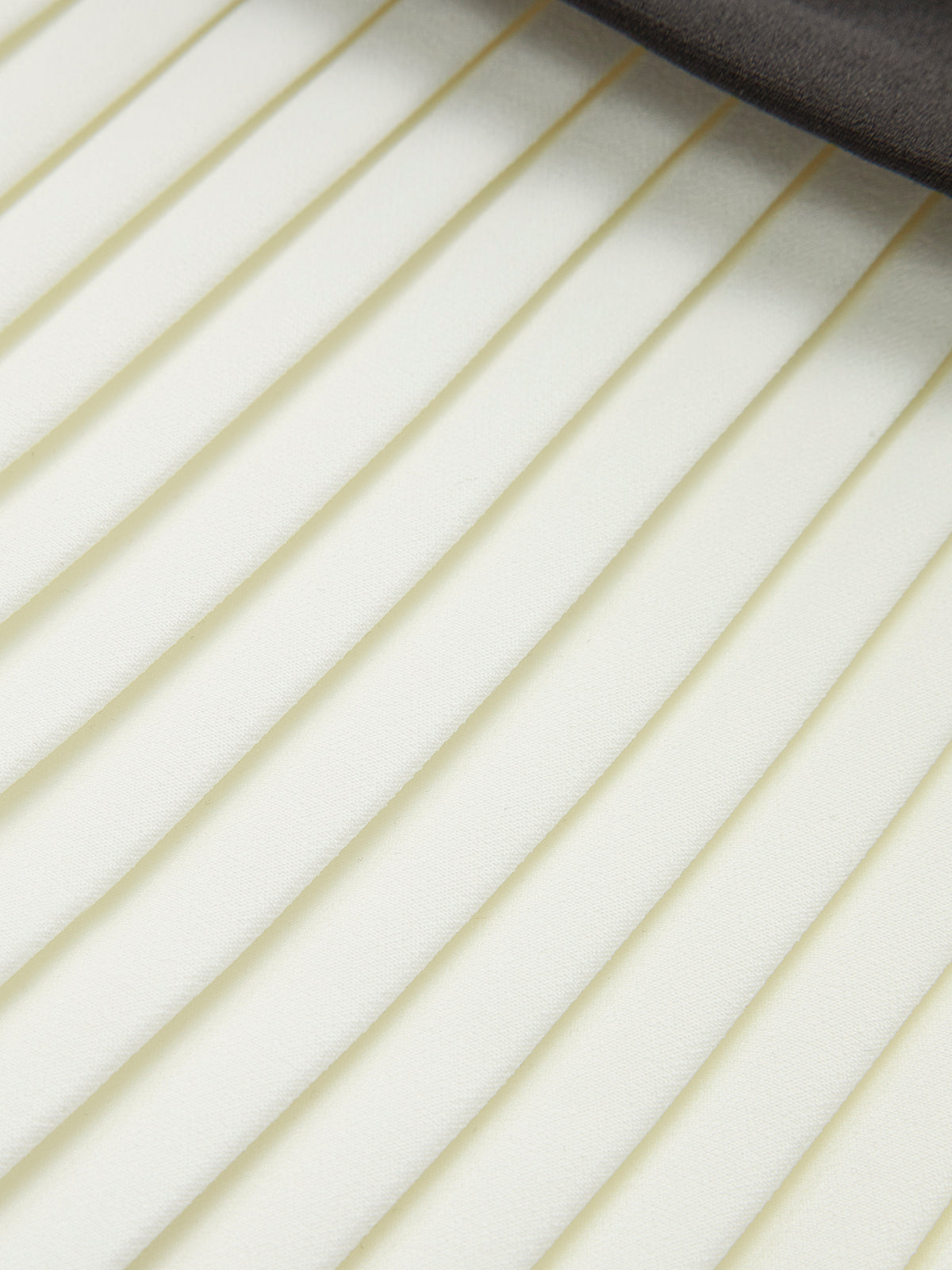 V-Yaka İki Renkli Plise Düğmeli Elbise Quvarse