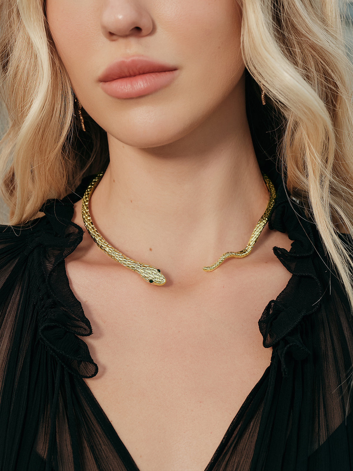 Şık Yılan Esintili Choker Kolye THESVELTECHIC