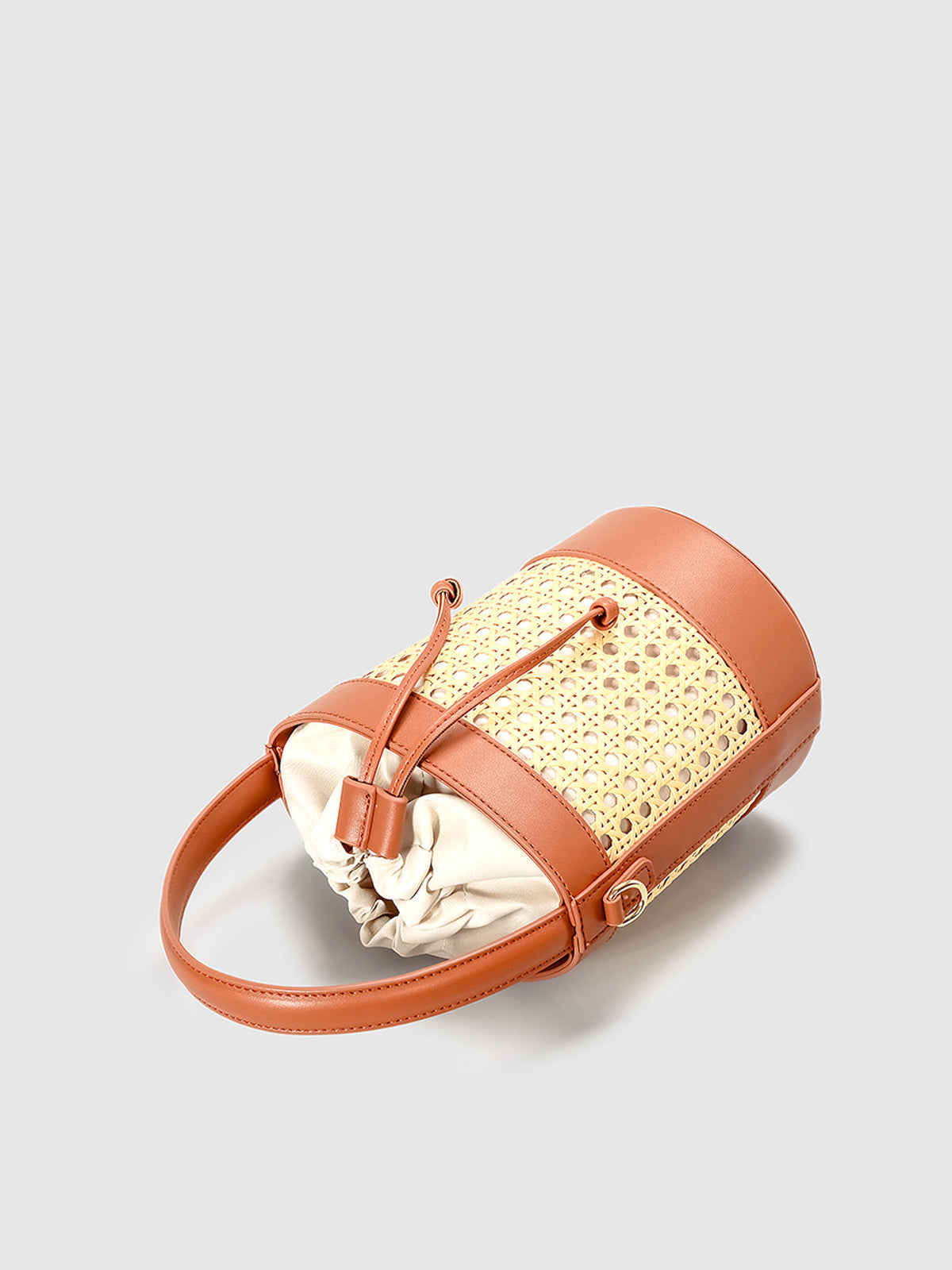 Şık Rattan İpli Kova Çanta ile Rahat Tarz THESVELTECHIC