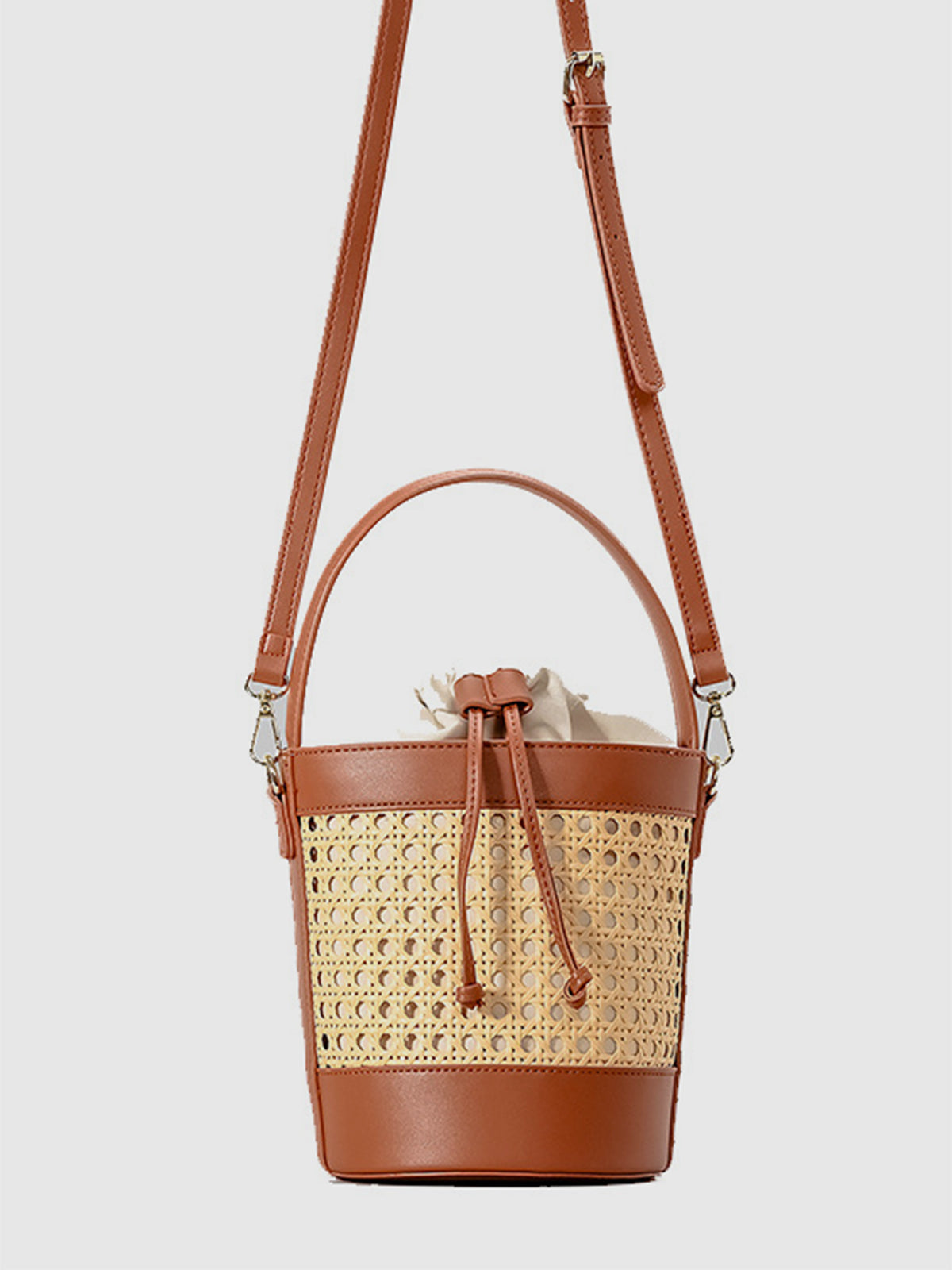 Şık Rattan İpli Kova Çanta ile Rahat Tarz THESVELTECHIC