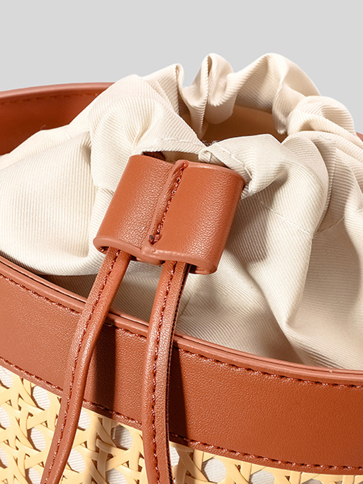 Şık Rattan İpli Kova Çanta ile Rahat Tarz THESVELTECHIC