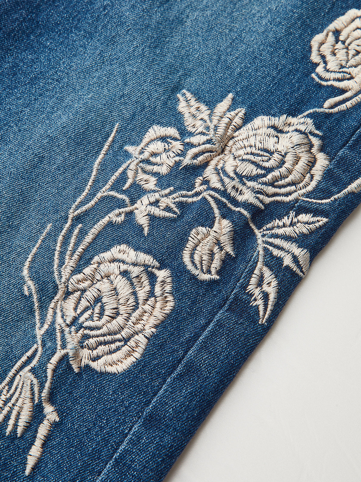 Şık Orta Bel Sıfır Paça Jeanler Elegant Nakışlı THESVELTECHIC