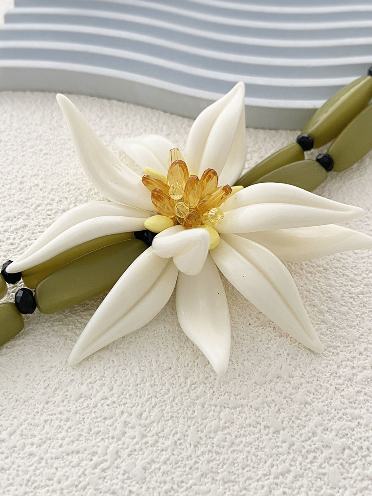 Çekici Çiçek Desenli Boncuklu Bilezik Zarif Detaylarla THESVELTECHIC