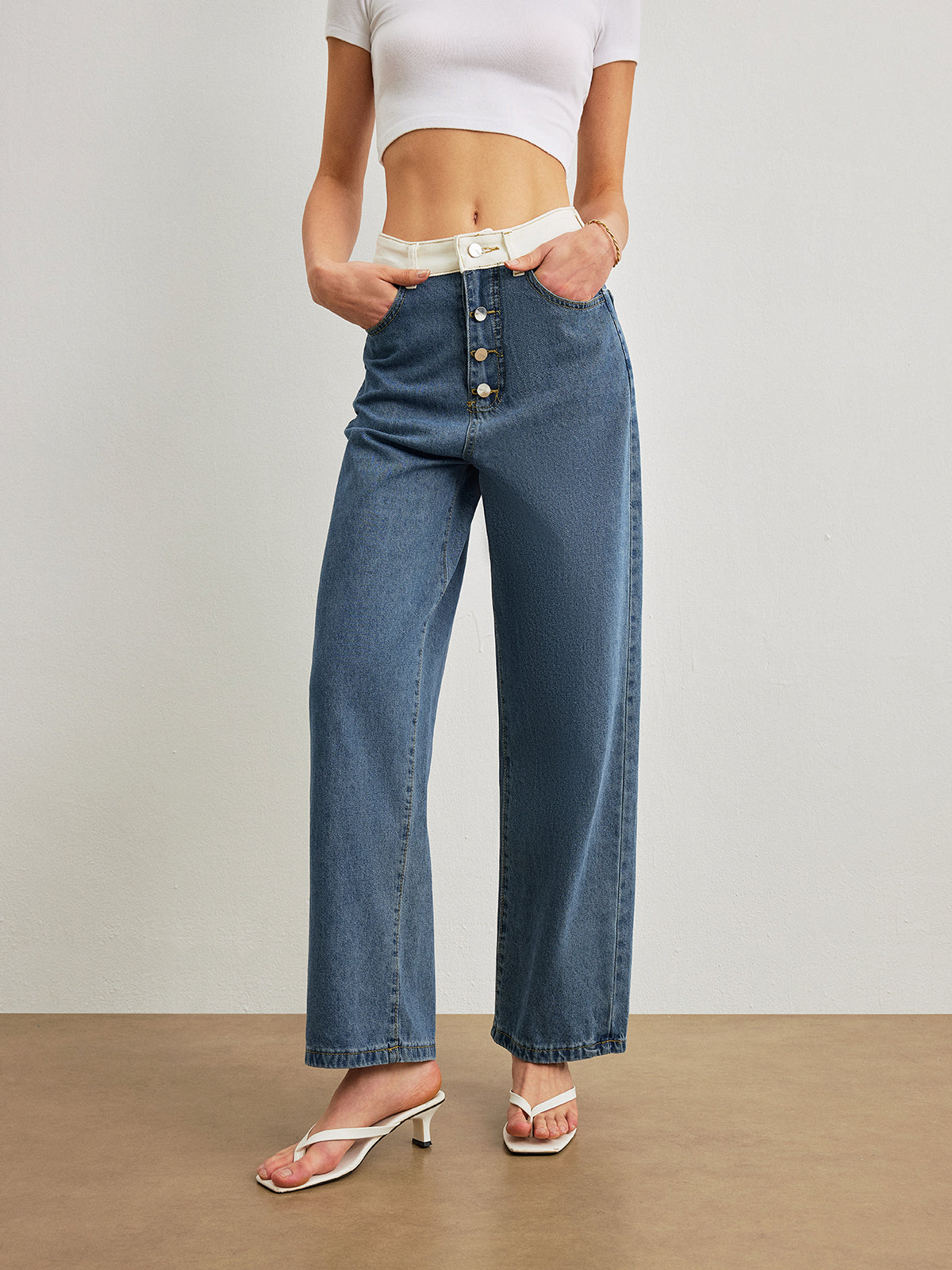 Şık Orta Bel Denim Jeanler ile Şık Kontrast Detay THESVELTECHIC