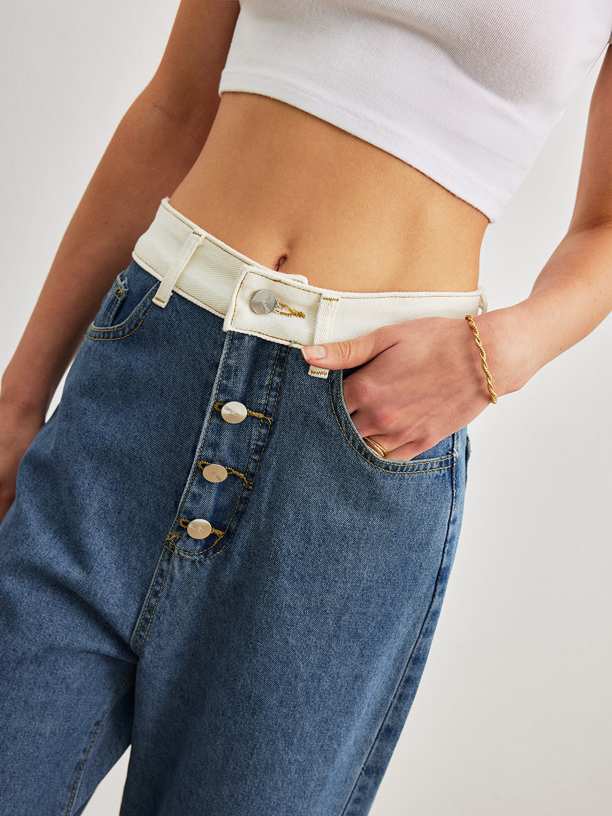 Şık Orta Bel Denim Jeanler ile Şık Kontrast Detay THESVELTECHIC