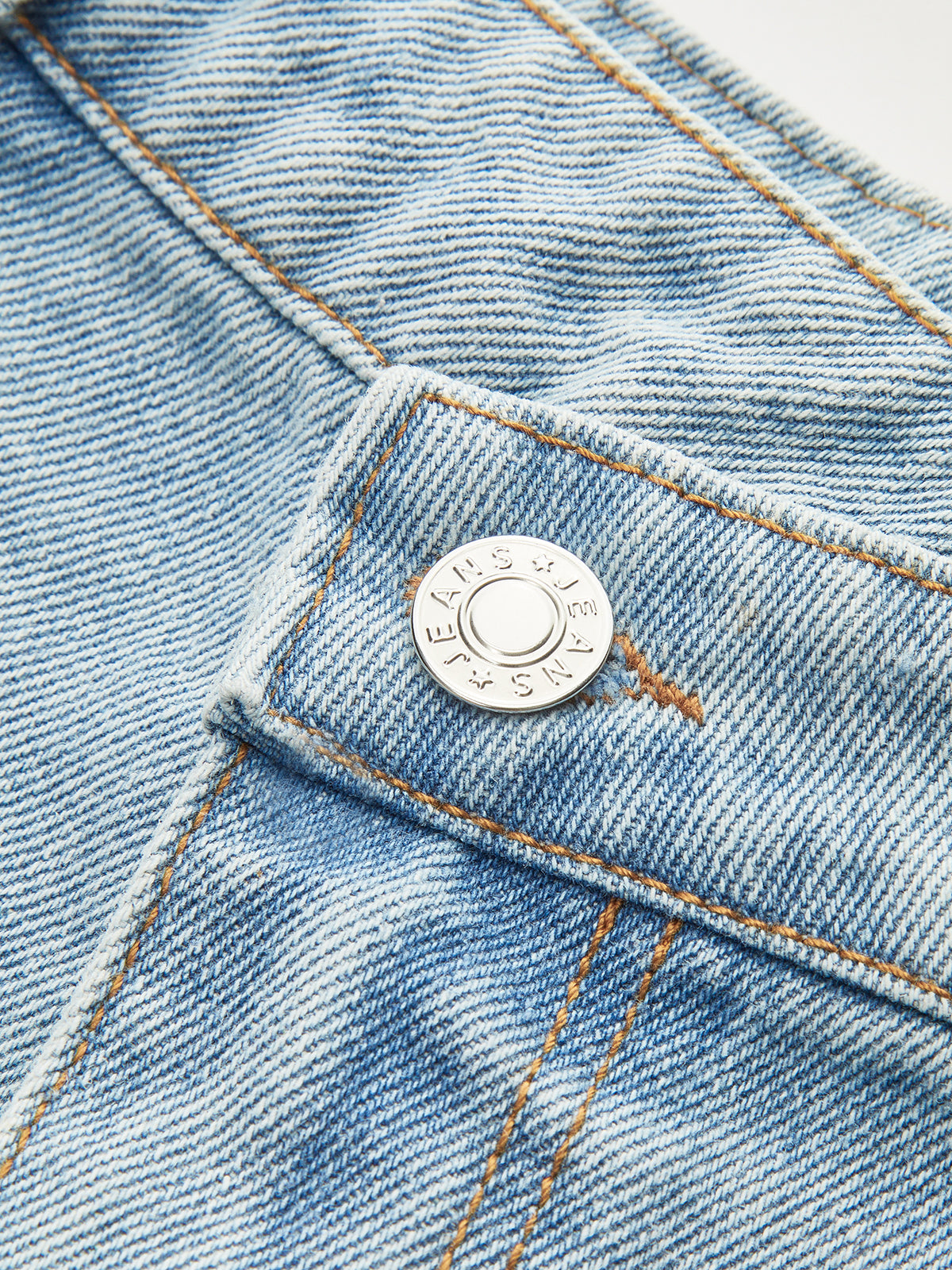 Asimetrik Bel Yıpranmış Jean Şort THESVELTECHIC