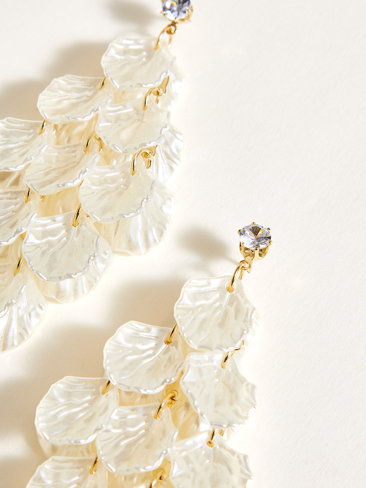 Shell Petal Püsküllü Küpe THESVELTECHIC