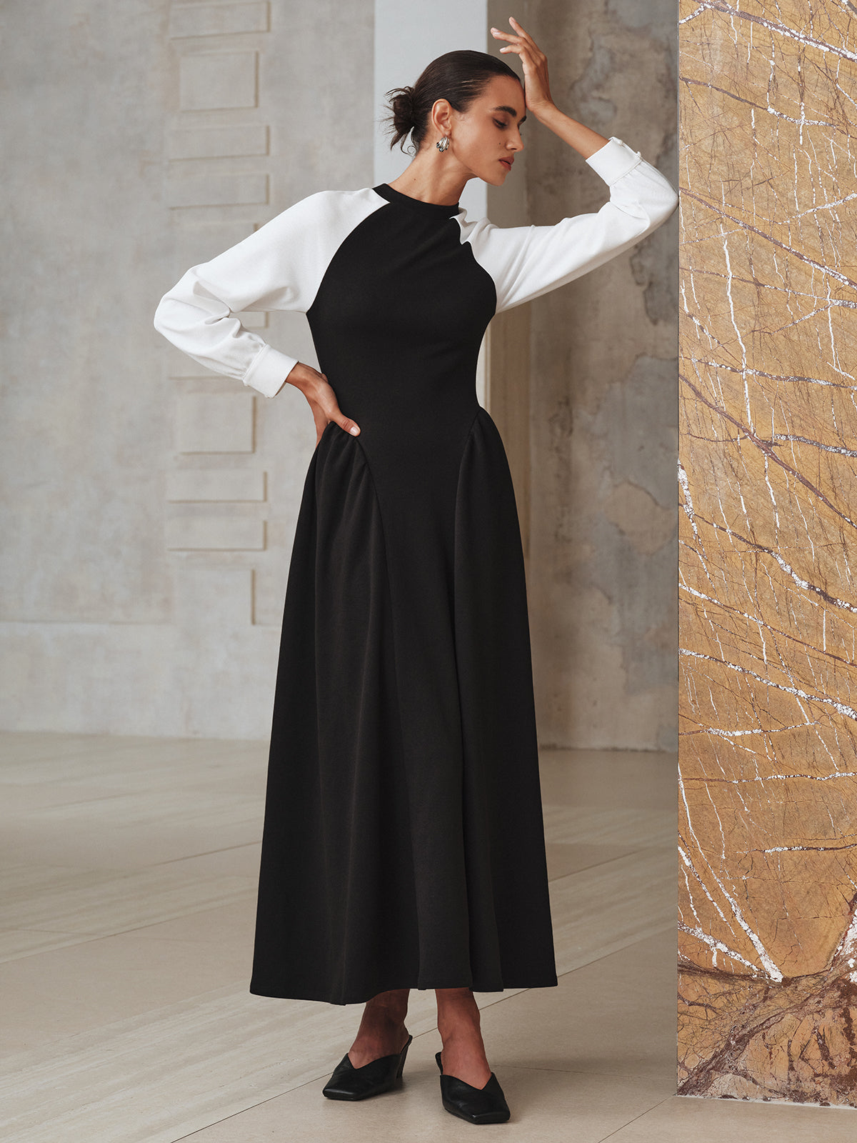 Contrast-Sleeve Pleated Midi Dress COMMENSE