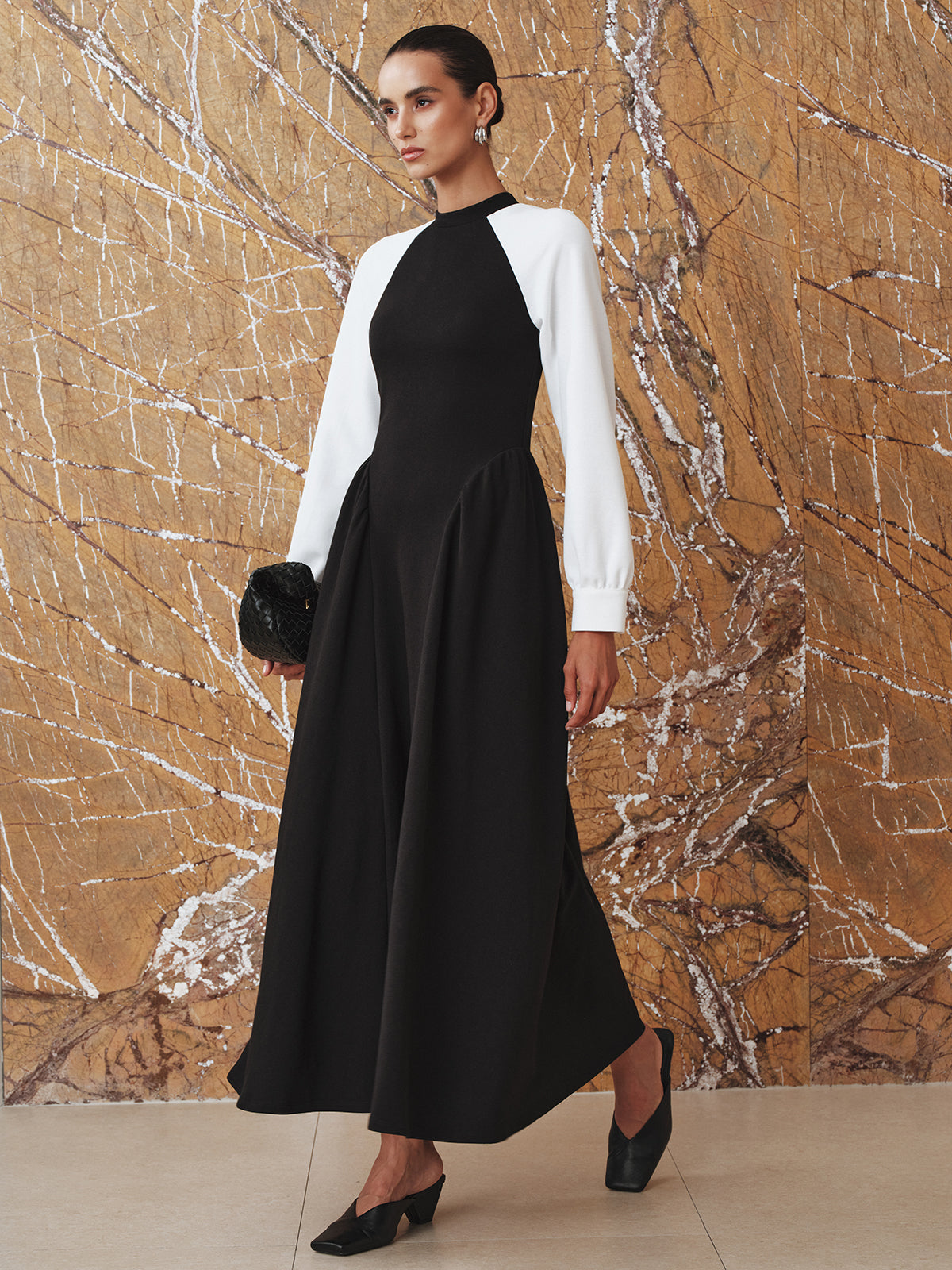Contrast-Sleeve Pleated Midi Dress COMMENSE