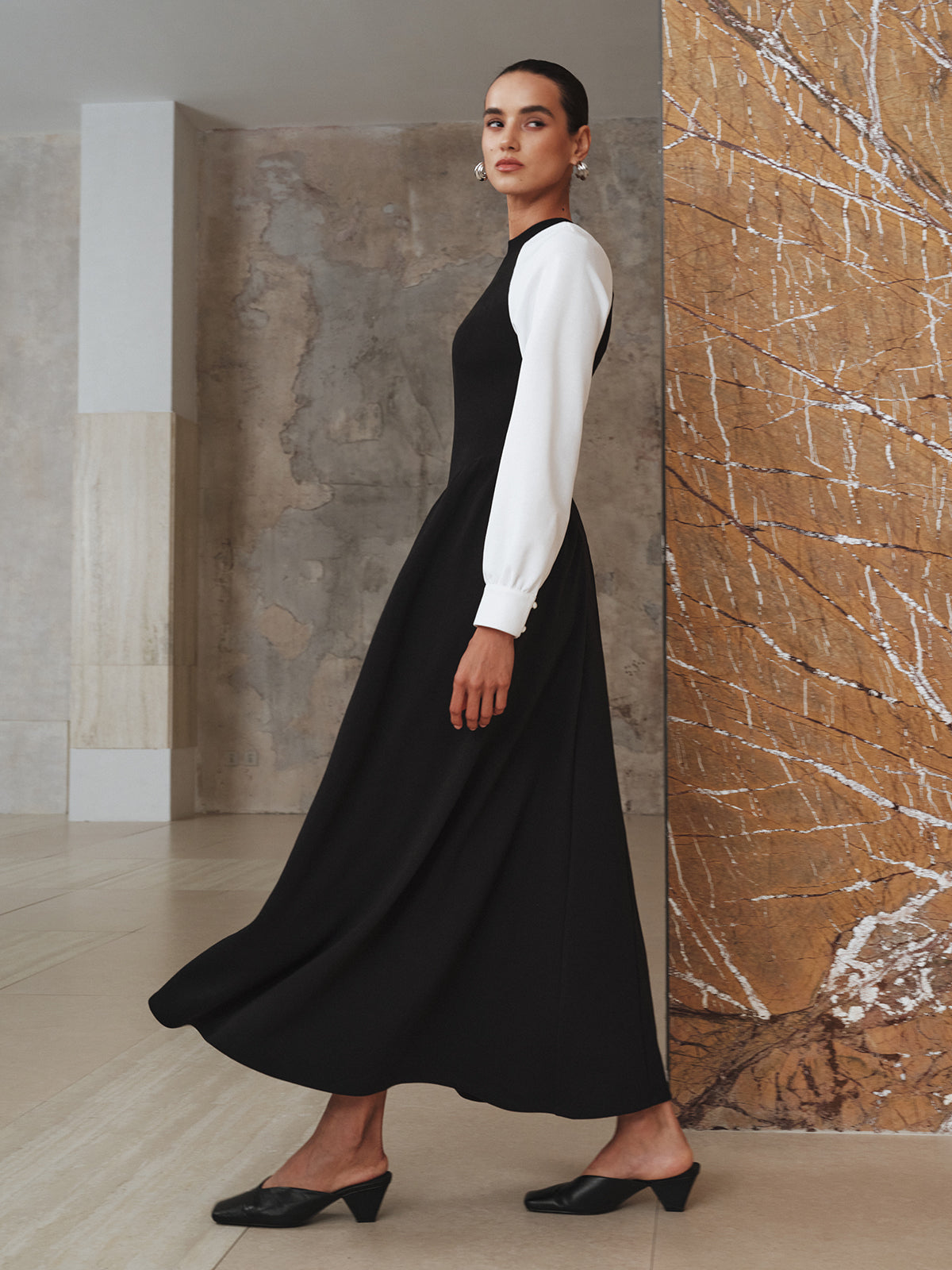 Contrast-Sleeve Pleated Midi Dress COMMENSE