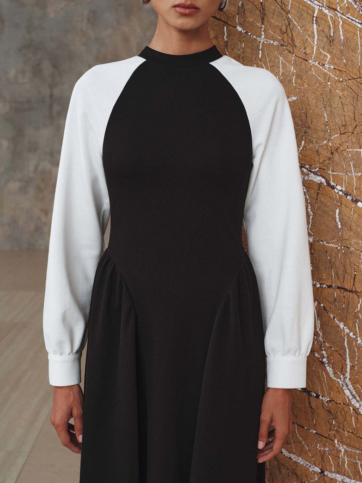 Contrast-Sleeve Pleated Midi Dress COMMENSE