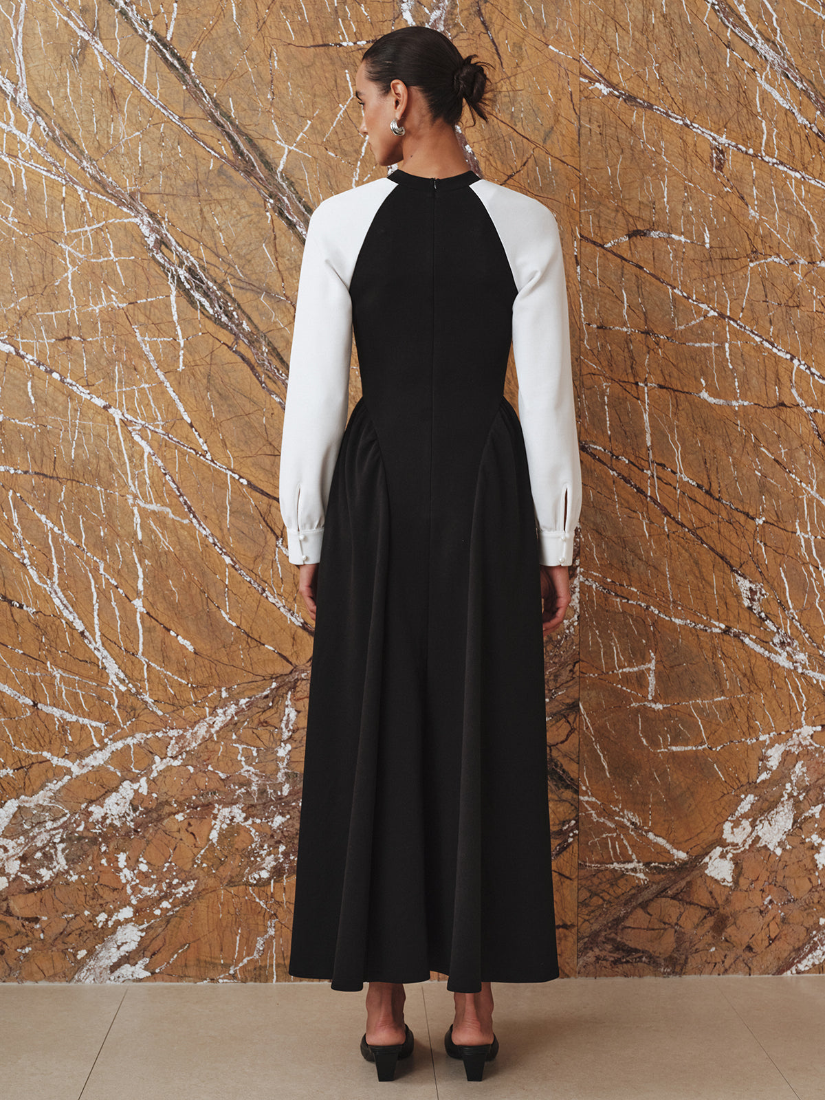Contrast-Sleeve Pleated Midi Dress COMMENSE