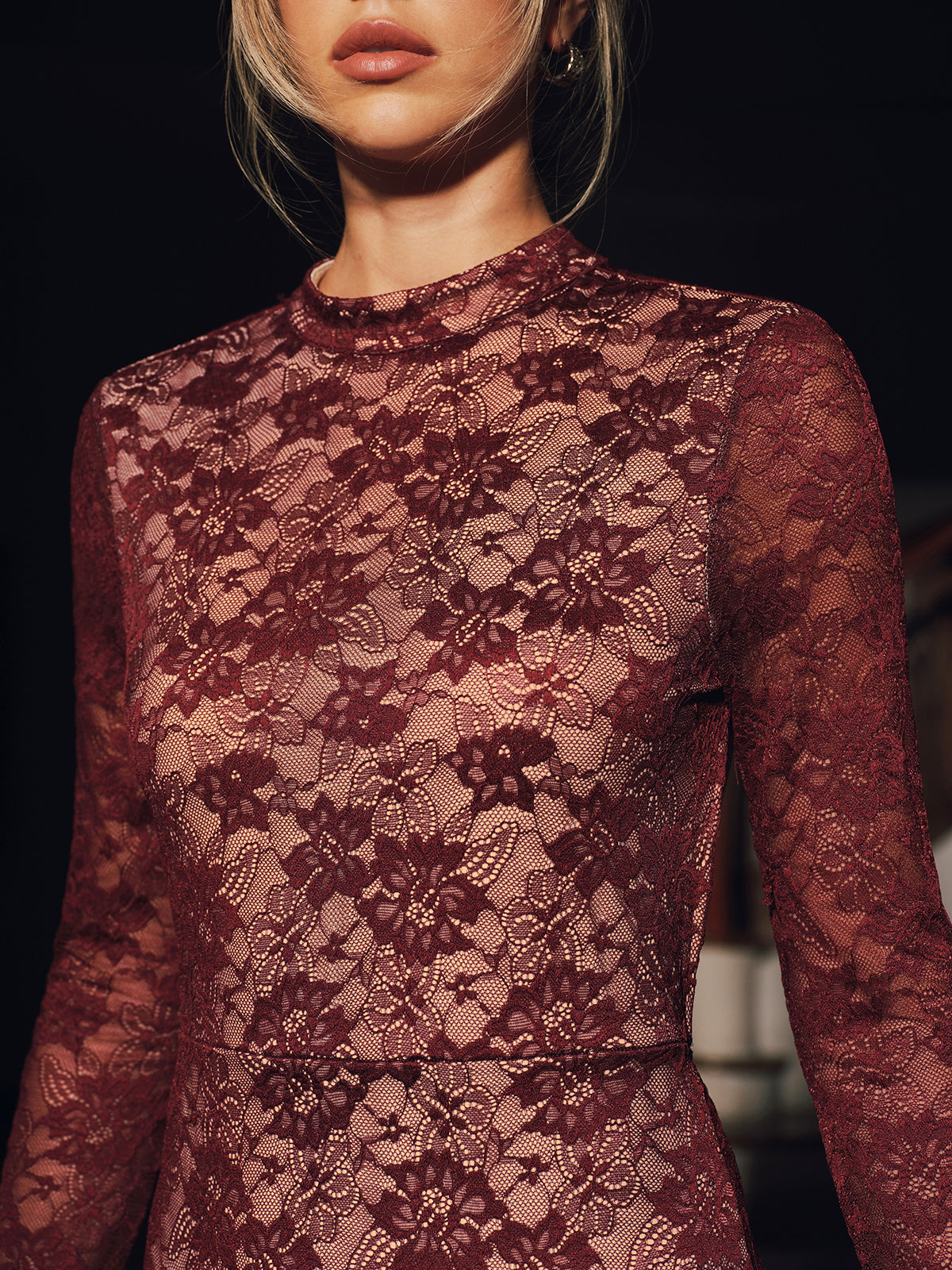 Dantel Uzun Kollu Vücuda Yapışkan Geri Açık Maksi Elbise THESVELTECHIC