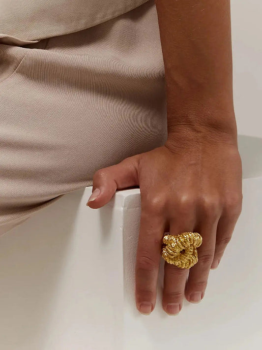 Altın Lavan Dokulu Abartılı Yüzük THESVELTECHIC