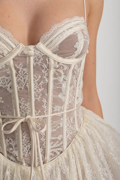Fitted Bodice ve Kloş Etekli Zarif Dantel Straplez Elbise - Beyaz Siaora