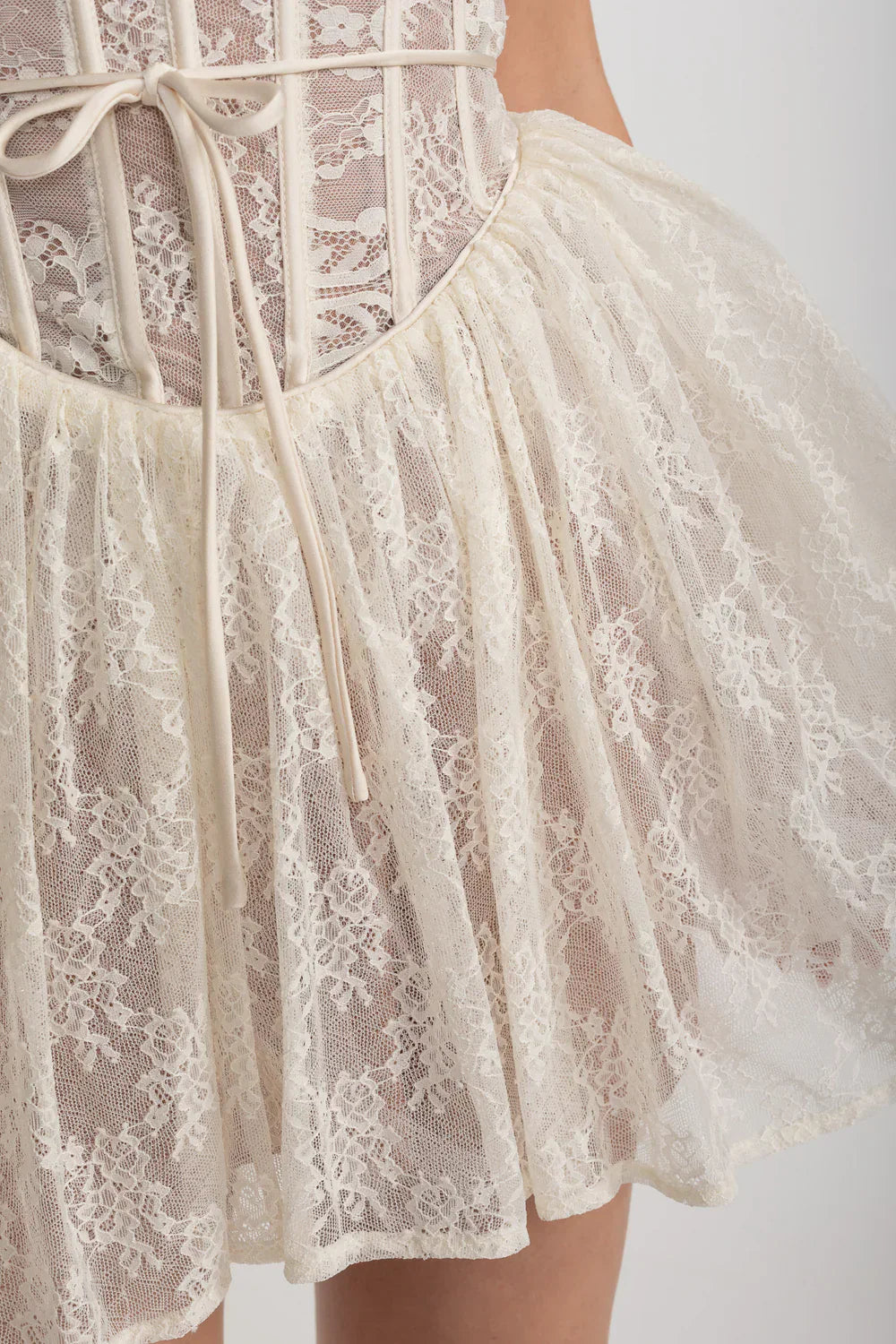 Fitted Bodice ve Kloş Etekli Zarif Dantel Straplez Elbise - Beyaz Siaora