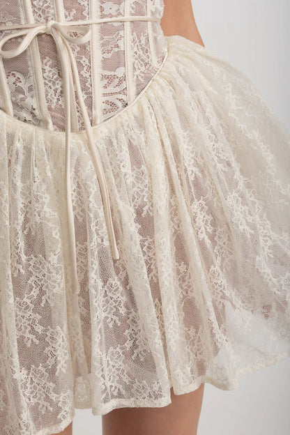Fitted Bodice ve Kloş Etekli Zarif Dantel Straplez Elbise - Beyaz Siaora