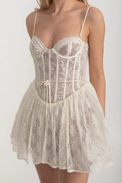 Fitted Bodice ve Kloş Etekli Zarif Dantel Straplez Elbise - Beyaz Siaora