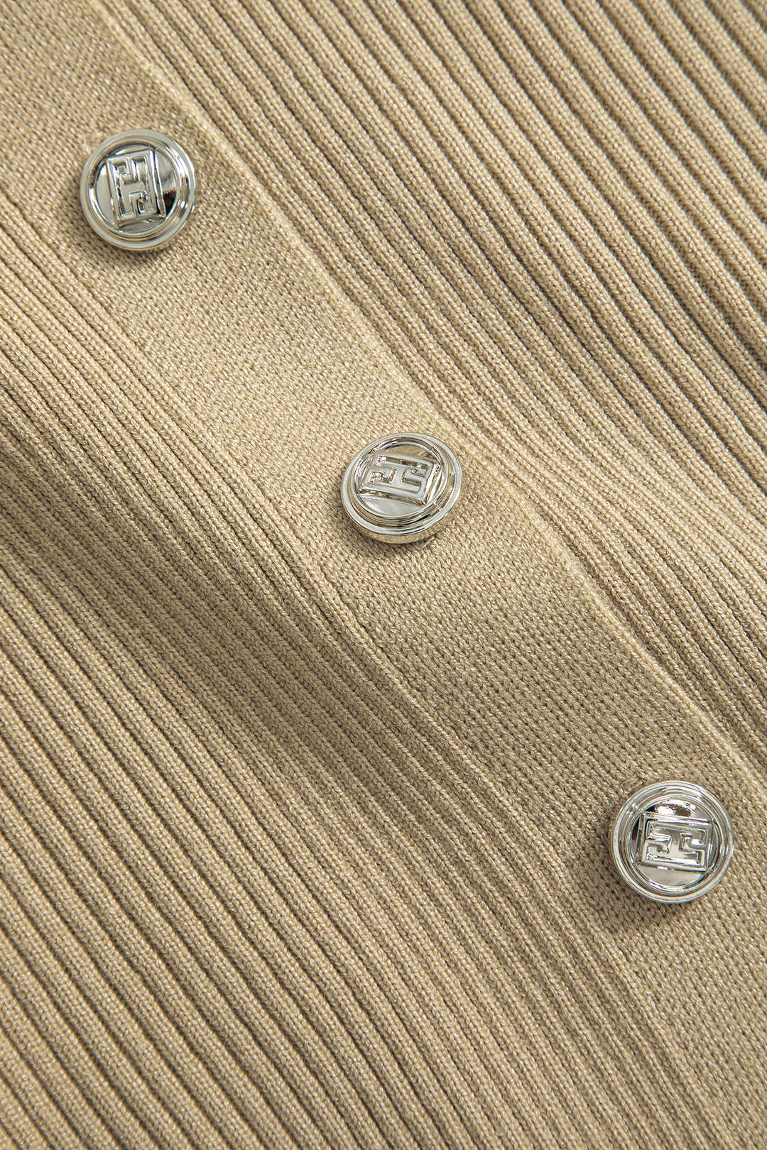 Button V-Neck Long-Sleeve Hırka Siaora