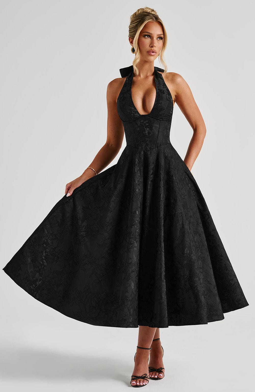 Siyah Dantelli Halter Yaka Midi Elbise Niebbla