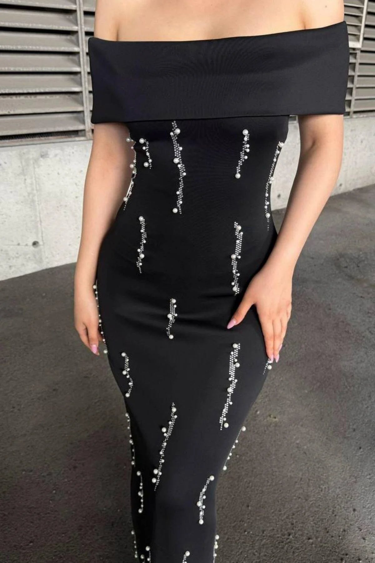 Taş Detaylı Straplez Yaka Scuba Kumaş Elbise THESVELTECHIC