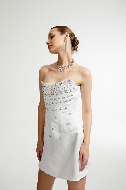 Radiance Elegance Beyaz Taş İşlemeli Straplez Mini Elbise Siaora